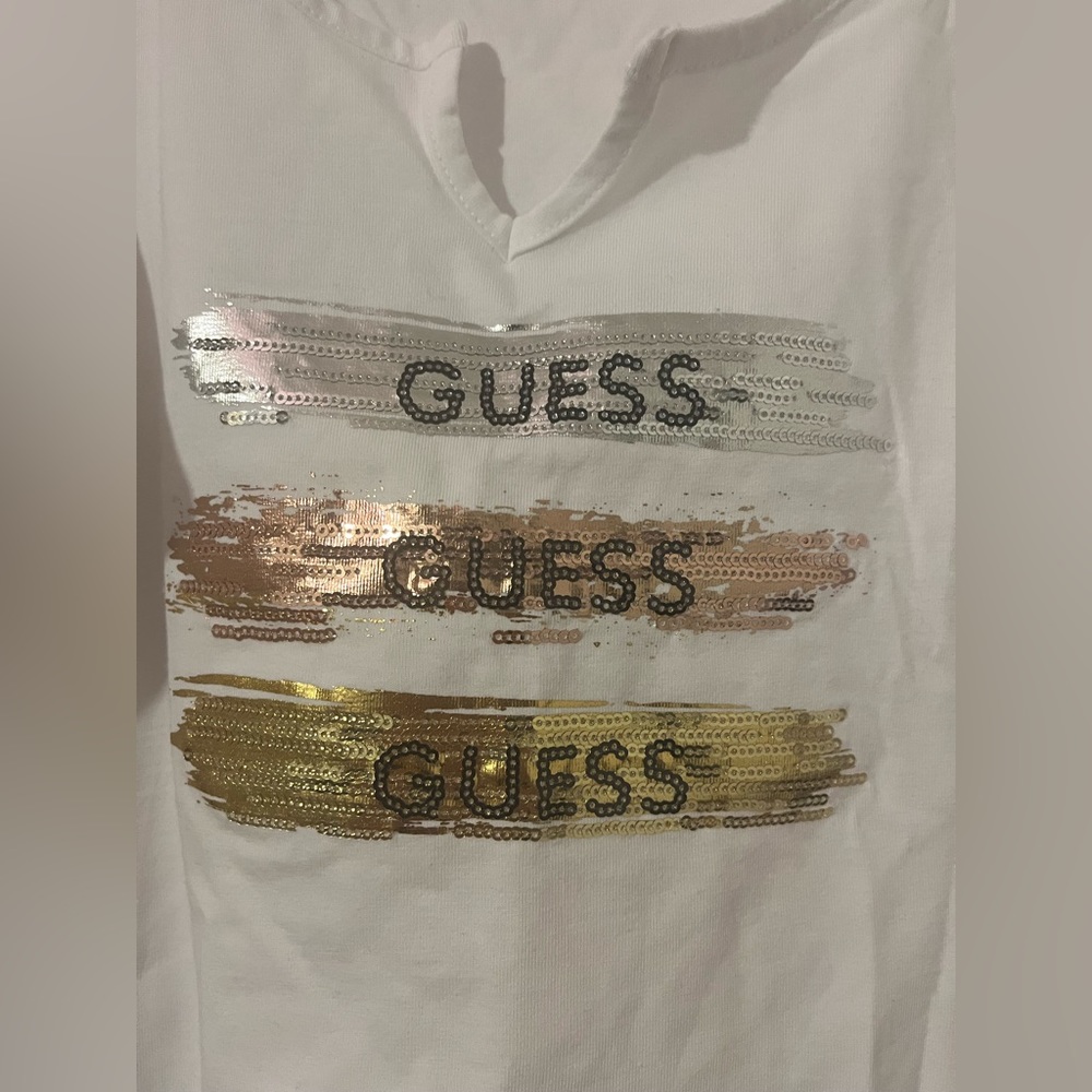 Beautiful little white top Guess